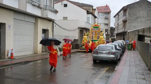 O templo budista m&oacute;bil, unha das poucas comparsas que desafiaron &aacute; choiva.