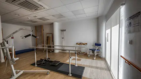 O centro de d&iacute;a conta cunha amplia sala de rehabilitaci&oacute;n.