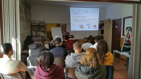 Asistentes, este s&aacute;bado, ao curso de manipulador de alimentos da Cruz Vermella Monterrei.