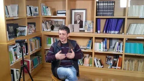 Bruno R&uacute;a, d&iacute;as atr&aacute;s na Biblioteca Municipal, falando da "Curva Espa&ntilde;a".