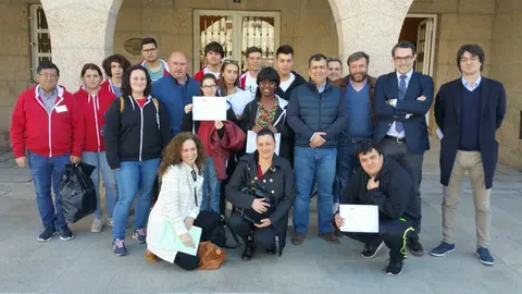 Os quince alumnos cos representantes p&uacute;blicos e cadro docente, diante da Casa do Concello de Ver&iacute;n.