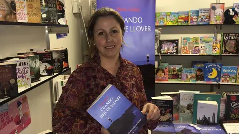 Mar&iacute;a Soli&ntilde;o, viguesa, con su "Cuando deje de llover" en sus manos.