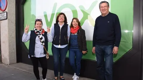 Domingo Otero, candidato a la alcald&iacute;a, con algunos simpatizantes, en el exterior de la sede.