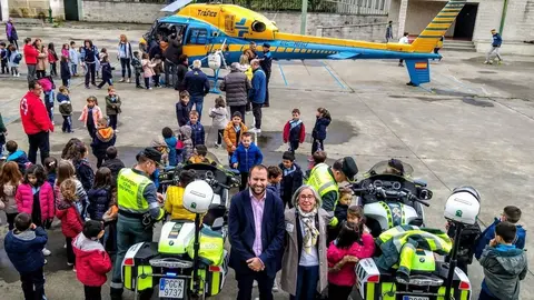 El jefe provincial de la DGT, David Llorente, con su colaboradora Sinda Aguiar.