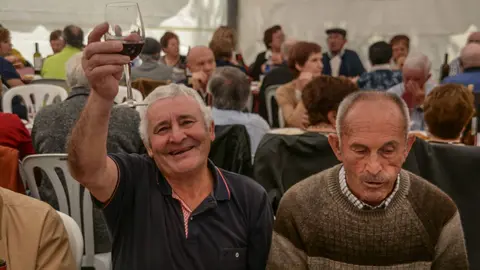 Vi&ntilde;o de denominaci&oacute;n... para brindar nesta nova edici&oacute;n da xuntanza dos maiores. (FOTO: MANU SAN MARTINO)