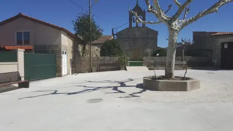 A praza da Igrexa de Rabal loce o aspecto da imaxe.