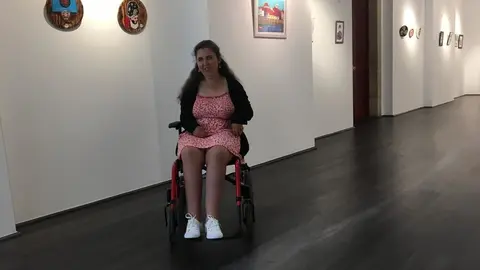 Lorena Quintas na Casa da Cultura de Ver&iacute;n ante alg&uacute;ns dos seus cadros o d&iacute;a da inaugraci&oacute;n da exposici&oacute;n.
