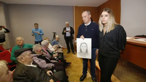 19-10-2019-PALENCIA presentacion en la biblioteca publica del dibujo recreado de Catalina Mu&ntilde;oz fusilada en 1936, en la imagen  el antropologo forense Fernando y  Alba ense&ntilde;ando el dibujo foto ANTONIO QUINTERO