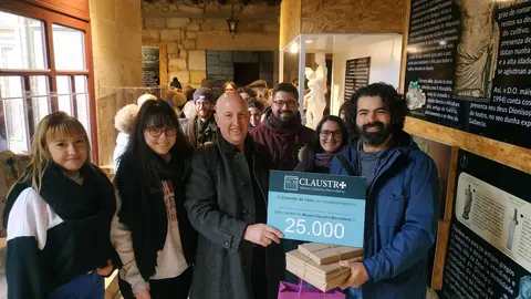 20191116 NP CONCELLO DE VER&Iacute;N Entrega obsequios aos visitante 25000 do Museo Claustro Mercedario