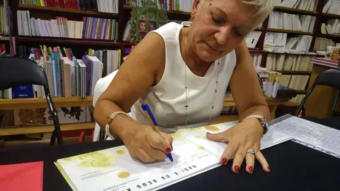 Julia Rivada, asinando o libro.