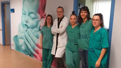 El m&eacute;dico expedientado, con parte de su equipo del servicio de Ginecolog&iacute;a. | FOTO: Xos&eacute; Lois Colmenero.