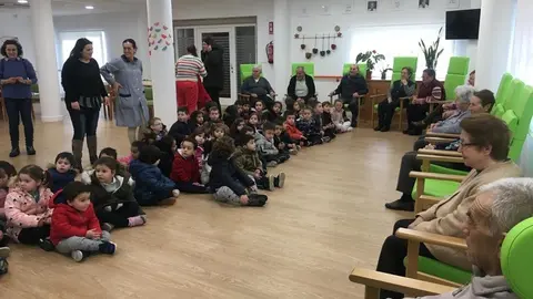 Os nenos de 3 e 5 anos do CEIP Amaro Refojo visitaron aos m&aacute;is maiores no centro de d&iacute;a Raiola de Ver&iacute;n. | FOTO: Concha Caneiro Losada
