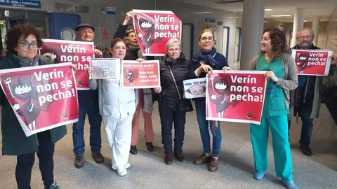 Miembros del cierre despidieron a la primera reci&eacute;n nacida en el hospital de Ver&iacute;n en el 2020. | FOTO: Xos&eacute; Lois Colmenero.