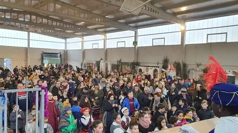 Cientos de ni&ntilde;os aguardaban, en la tarde del domingo, a que comenzase la entrega de regalos en O&iacute;mbra.