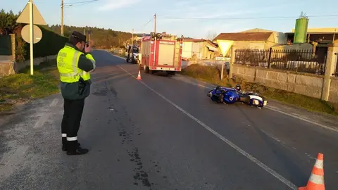 La motocicleta accidentada esta tarde, sobre la calzada de la OU-1010. | FOTO: Guardia Civil de Tr&aacute;fico.