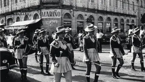 Borys Mart&iacute;nez solicita ayuda para datar esta imagen, que seguramente se corresponde con un desfile de Entroido. | FOTO Tarr&iacute;o.