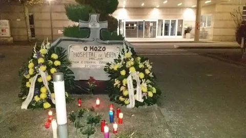 As&iacute; luc&iacute;a la l&aacute;pida de cart&oacute;n piedra montada delante de las puertas del hospital el d&iacute;a de su "entierro". | FOTO: Xos&eacute; Lois Colmenero.