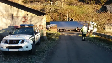 El tr&aacute;iler bloque&oacute; la entrada de Pentes, en A Gudi&ntilde;a. | FOTO: Guardia Civil de Tr&aacute;fico.