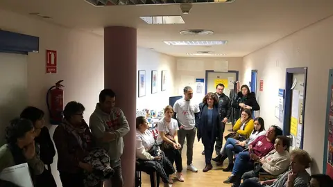 Guillermina Agulla estuvo hablando con las personas que protagonizan el encierro en el Hospital de Ver&iacute;n. | FOTO: Tal
