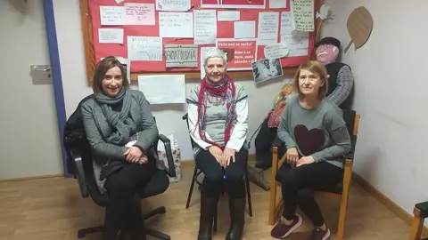 De izquierda a derecha, Begonia, Virginia y &Aacute;ngela, tres de las personas que atendieron a la joven esta misma ma&ntilde;ana. | FOTO: Xos&eacute; Lois Colmenero.