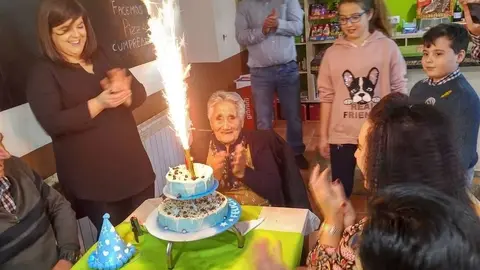 Hermelinda Fern&aacute;ndez, no momento na que agasallan coa tarta de cumpreanos.