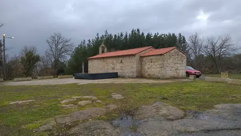 A capela de San Ant&oacute;n, esta mesma ma&ntilde;&aacute;, co escenario xa preparado. | FOTO: Xos&eacute; Lois Colmenero.