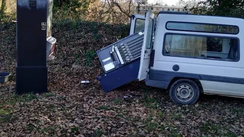 Las dos m&aacute;quinas robadas, abandonadas en el &aacute;rea recreativa de Vilela.