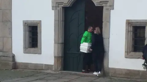 Llegada de los restos de Jorge Rafael a la capilla de San Roque, en Chaves. | FOTO: Xos&eacute; Lois Colmenero.