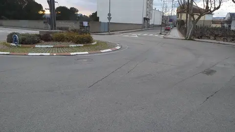 Rotonda que comunica las calles Canella Cega y Espido, de Ver&iacute;n. | FOTO: Xos&eacute; Lois Colmenero.