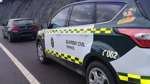 Un veh&iacute;culo patrulla de la Guardia Civil de Tr&aacute;fico, en el momento de detener al conductor del BMW. | FOTO: Guardia Civil de Tr&aacute;fico.