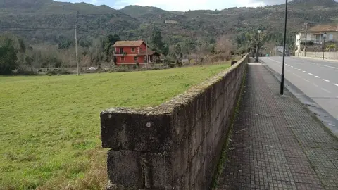 Terreos nos que se levantar&aacute; a futura residencia de maiores de O&iacute;mbra. | FOTO: Xos&eacute; Lois Colmenero.