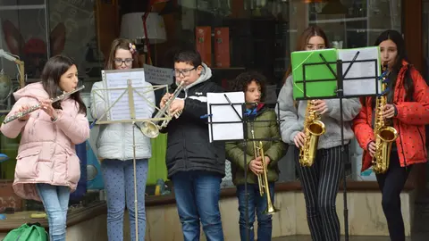 Alumnos del Conservatorio de Ver&iacute;n, tocando en la calle Mayor.