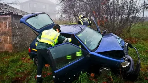 Aparatoso accidente no termo municipal de Cualedro. | FOTO: Garda Civil de Tr&aacute;fico.