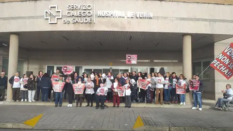 Los &uacute;ltimos integrantes del encierro posan delante de las puertas del hospital, poco antes de abandonar sus posiciones. | FOTO: Xos&eacute; Lois Colmenero.