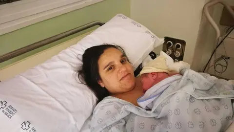 Mar&iacute;a Jos&eacute; Mart&iacute;nez sostiene a su peque&ntilde;o Kevin.