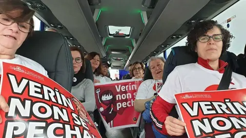 Manifestantes de Ver&iacute;n cami&ntilde;o de Santiago, dende o interior dun dos autobuses fletados esta ma&ntilde;&aacute;. | FOTO: Mar&iacute;a Jos&eacute; Rodr&iacute;guez.