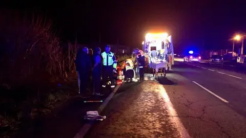 Los servicios sanitarios atienden en el suelo al septuagenario atropallado. | FOTO: Guardia Civil de Tr&aacute;fico.