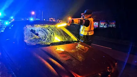 As&iacute; qued&oacute; el Jaguar del verinense sobre el que impact&oacute; el ciclista. | FOTO: Guardia Civil de Tr&aacute;fico.
