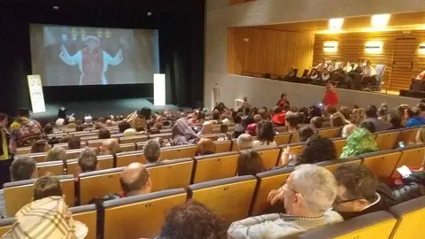 Lleno total en el auditorio de Ver&iacute;n en el estreno del documental protagonizado por Fray "Chit&iacute;n". | FOTO: Xos&eacute; Lois Colmenero.
