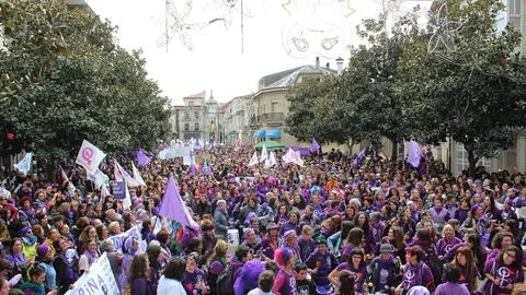 Milleiros de mulleres berraron forte este domingo en Ver&iacute;n, nunha manifestaci&oacute;n previa &oacute; 8M. | FOTO: Concha Caneiro