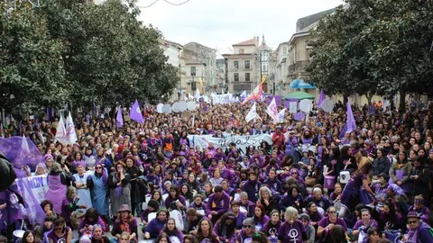 Miles de mulleres concentr&aacute;ronse na Praza Maior na marcha feminista do 1M en Ver&iacute;n. | FOTO: Concha Caneiro.