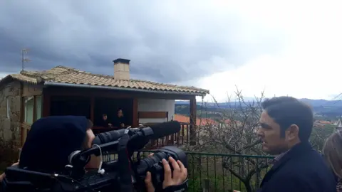 Francisco Melo em frente da "casa dos av&oacute;s de Cam&otilde;es". | FOTO: Helena Lobo.