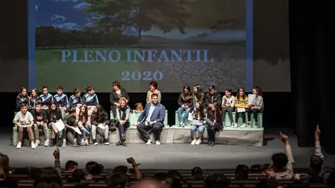M&aacute;s de 150 escolares participaron, en el auditorio verinense, en una nueva edici&oacute;n del pleno infantil. | FOTO: Carlos Montero.