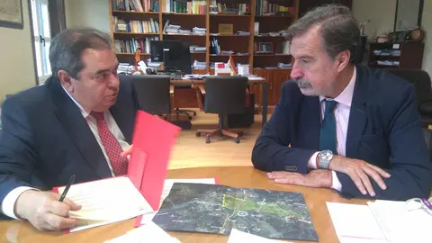 181107 Gerardo Seoane e Benito Bermejo, subdirector xeral de Gestion e Transporte do Ministerio de Fomento