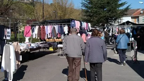 Volver&aacute;n algunos de los puestos de ropa a la feria de este mi&eacute;rcoles en Ver&iacute;n. | FOTO: Xos&eacute; Lois Colmenero (archivo)