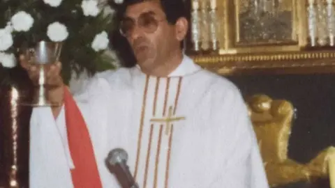 Don Manuel Sulleiro durante unha misa. | FOTO: Albino Garc&iacute;a.
