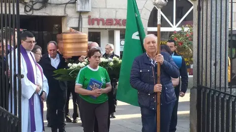 Llegada del f&eacute;retro con los restos de Don Manuel Sulleiro a la iglesia parroquial de Ver&iacute;n. | FOTO: Xos&eacute; Lois Colmenero.