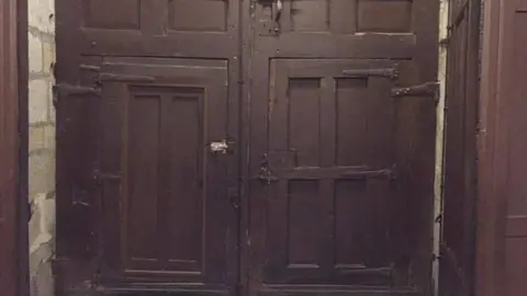 La puerta de la misericordia permanecer&aacute; cerrada a los oficios religiosos.