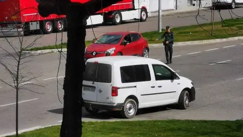 Un guardia civil da el alto a un par de veh&iacute;culos en la avenida de Castilla de Ver&iacute;n.