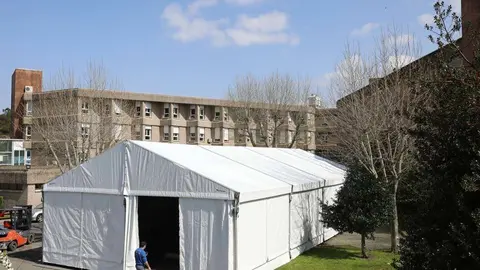 El hospital de campa&ntilde;a que ya se levanta en Chaves estar&aacute; totalmente equipado este fin de semana. | FOTO: DI&Aacute;RIO ATUAL.